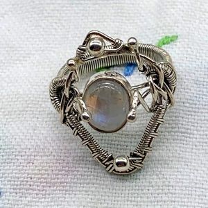 Sterling silver modernist ring with a rainbow moonstone, size 8.75 💜💗